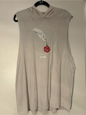๐ ๐ฅ2/$15 ๐ฅ bone grey Japanese rose ๐ฅ hooded tank top